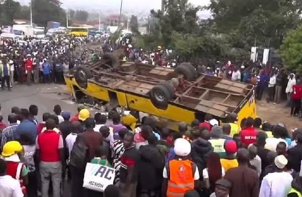 Tai nạn thương tâm: Xe đưa tang bị lật xuống mương, 21 người tuvong, nhiều người bị thương